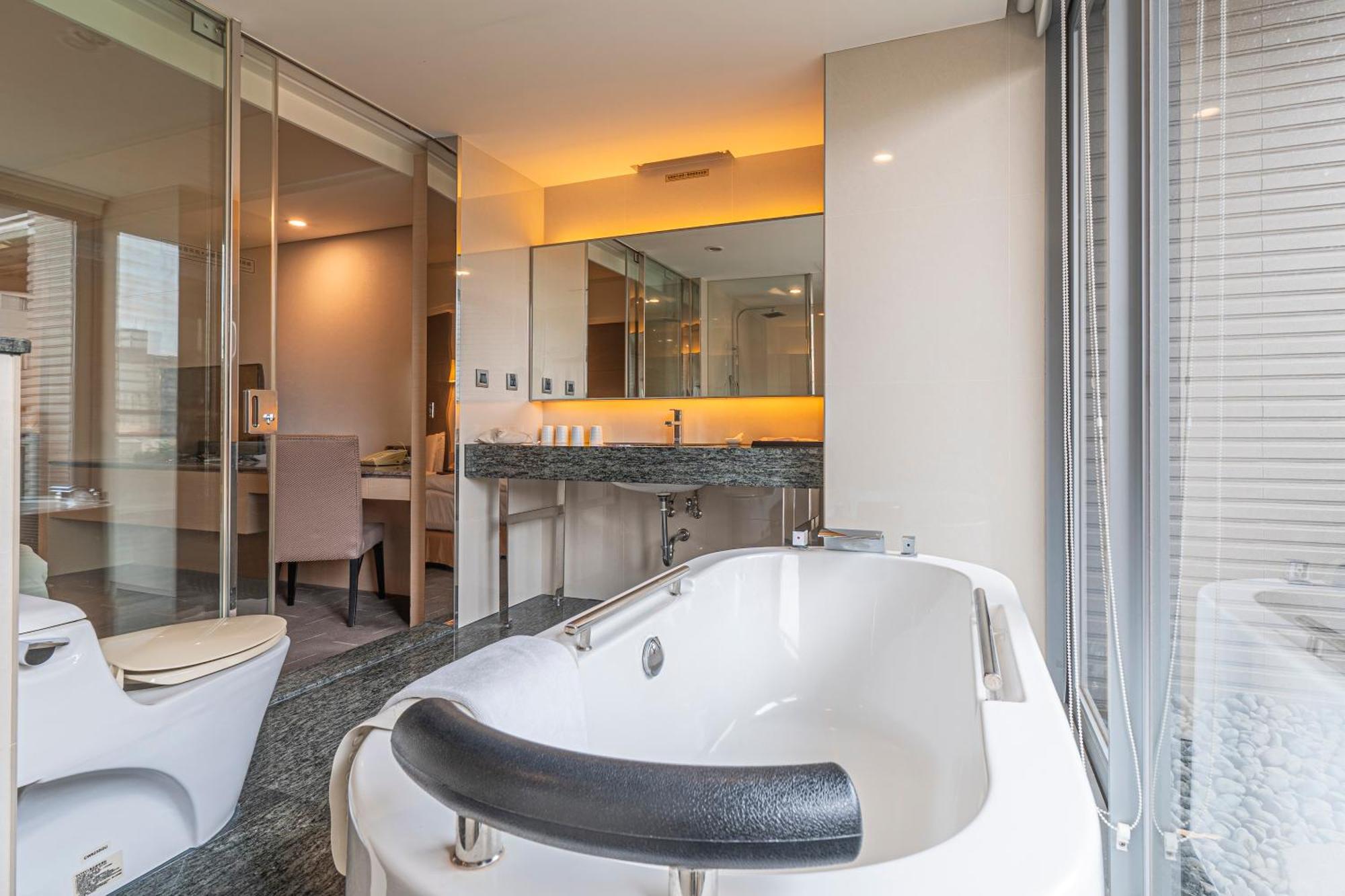 Check Inn Select Taichung Dadun Exteriör bild